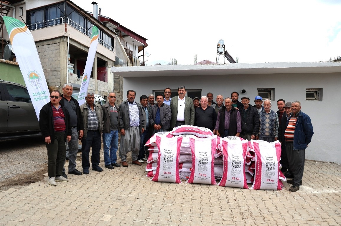 ÇİFTÇİLERİMİZE KORUNGA TOHUMU DESTEĞİNDE BULUNDUK
