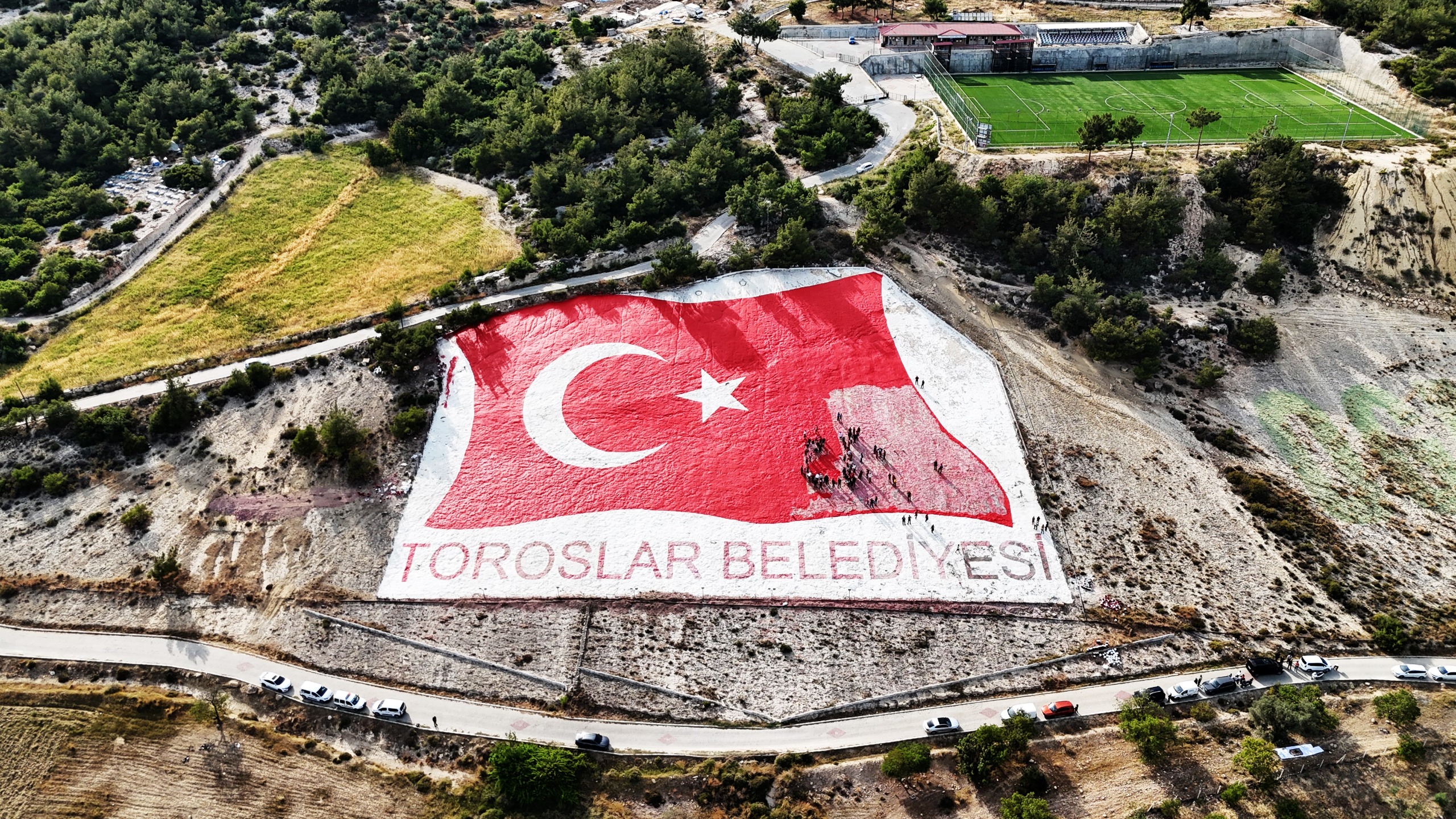 KENTİN SİMGESİ AY YILDIZLI BAYRAĞIMIZI GENÇLERLE BOYADIK