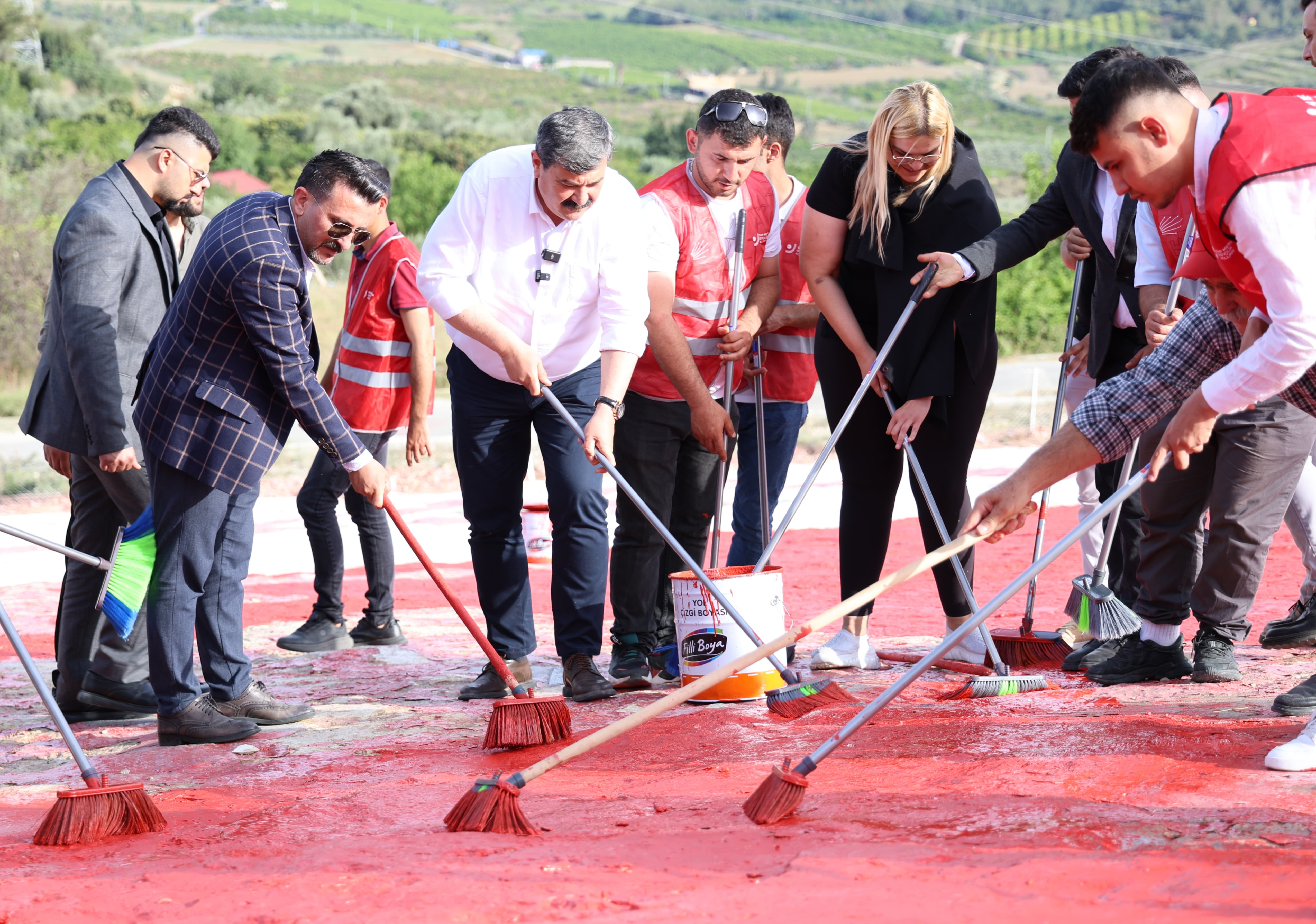 KENTİN SİMGESİ AY YILDIZLI BAYRAĞIMIZI GENÇLERLE BOYADIK - 2