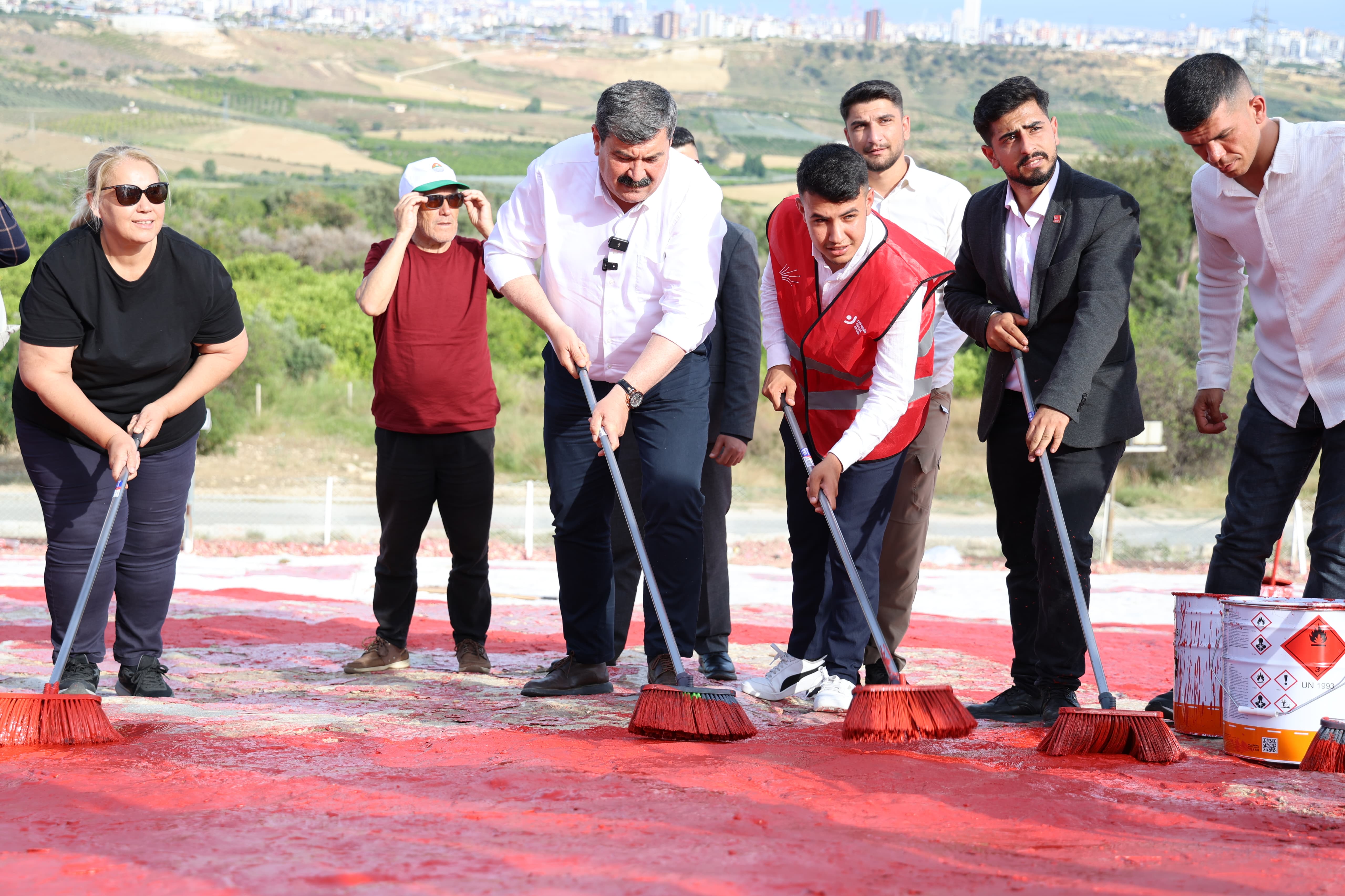 KENTİN SİMGESİ AY YILDIZLI BAYRAĞIMIZI GENÇLERLE BOYADIK - 3