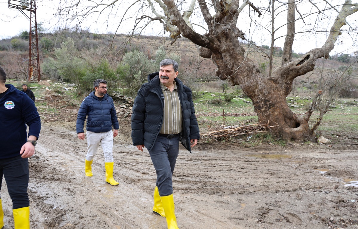 TOROSLAR BELEDİYESİ SAĞANAK YAĞIŞIN İZLERİNİ SİLMEK İÇİN 7/24 ÇALIŞIYOR