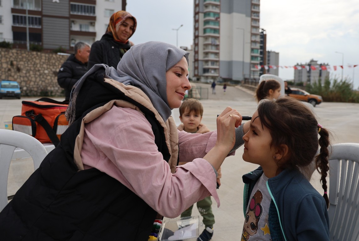 TOROSLAR BELEDİYESİNİN ÜRETİCİ KADIN STANTLARI BU KEZ YILBAŞI İÇİN KURULDU