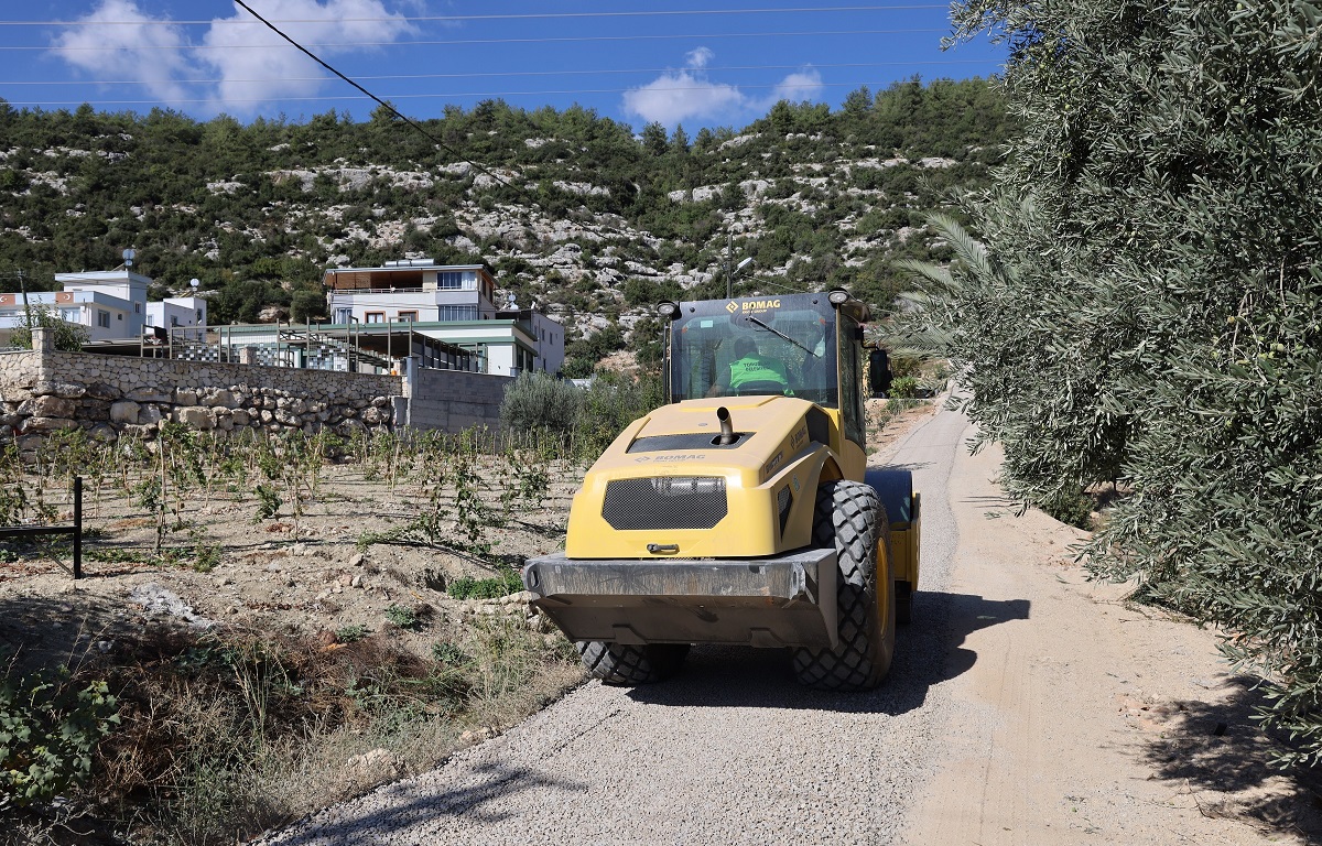 TOROSLAR’DA YOLLAR YENİLENİYOR, ULAŞIM RAHATLIYOR