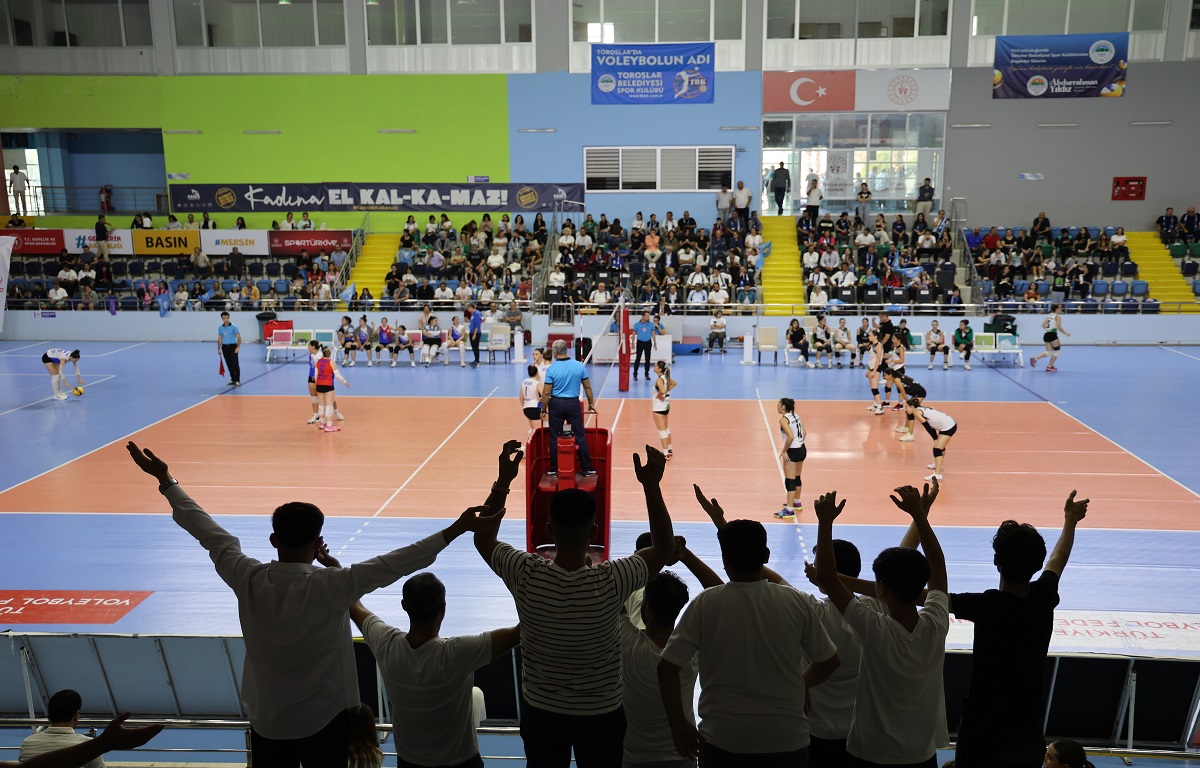 TOROSLAR’IN KADIN VOLEYBOL TAKIMINDAN GALİBİYET SEVİNCİ