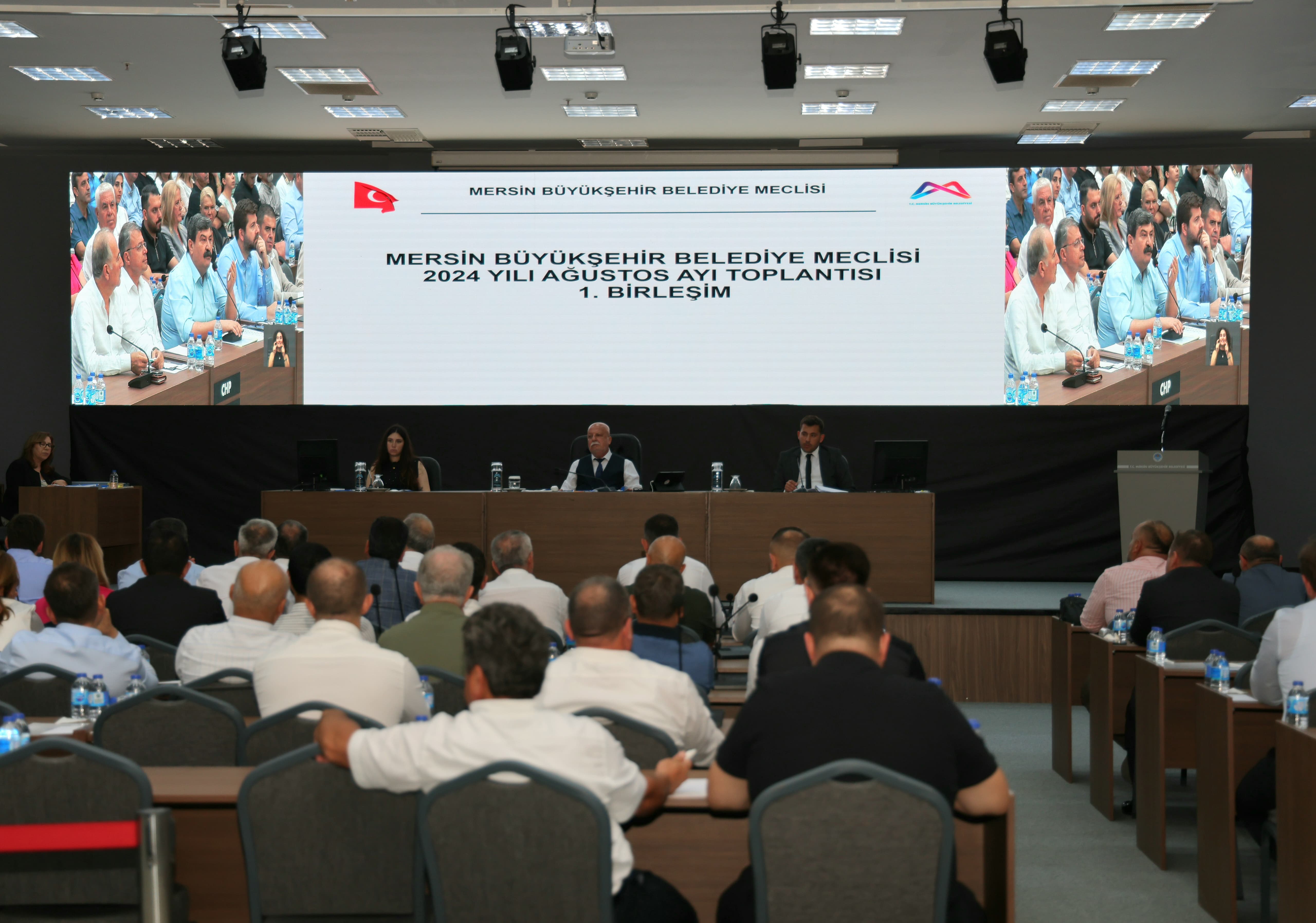 “2B ORMAN ARAZİLERİNİ VİLLALARA, RANTA DEĞİL, HAYVAN BAKIM MERKEZLERİNE AÇIN”