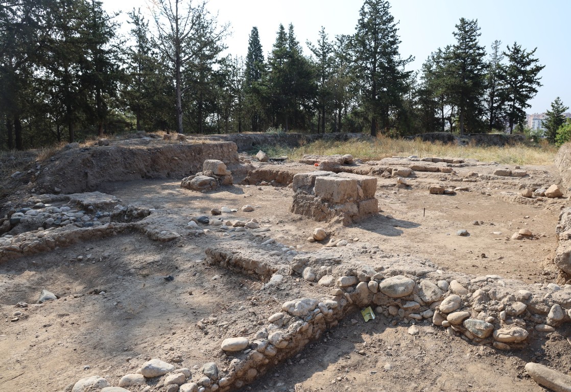 BAŞKAN YILDIZ, 9 BİN YILLIK GEÇMİŞE SAHİP YUMUKTEPE HÖYÜĞÜ’NDE YAPILAN KAZI ÇALIŞMALARINI İNCELEDİ