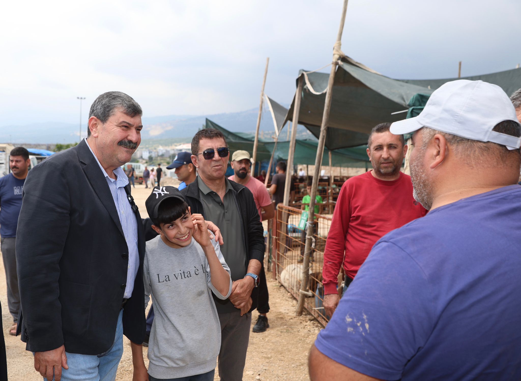 BAŞKAN YILDIZ KURBAN SATIŞ ALANINI ZİYARET ETTİ