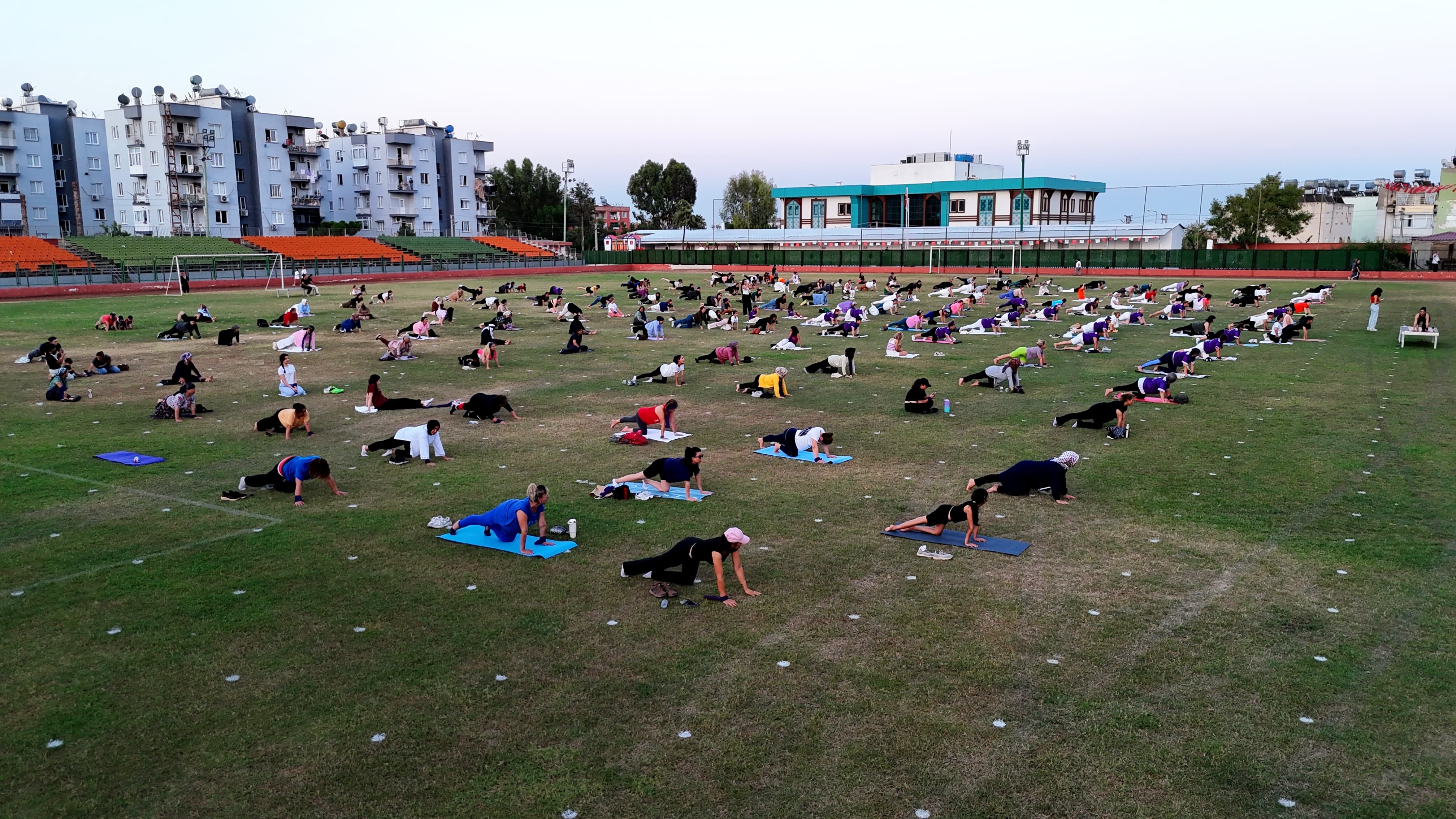 Toroslar’da 300 Kadın Yoga Yaptı