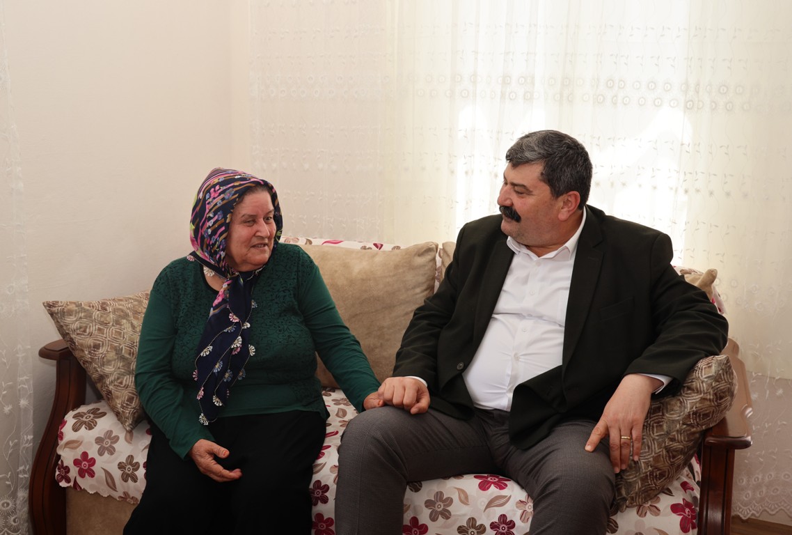 BAŞKAN YILDIZ’DAN, ŞEHİT ANNESİ RABİA BULUT’A  “ANNELER GÜNÜ” ZİYARETİ