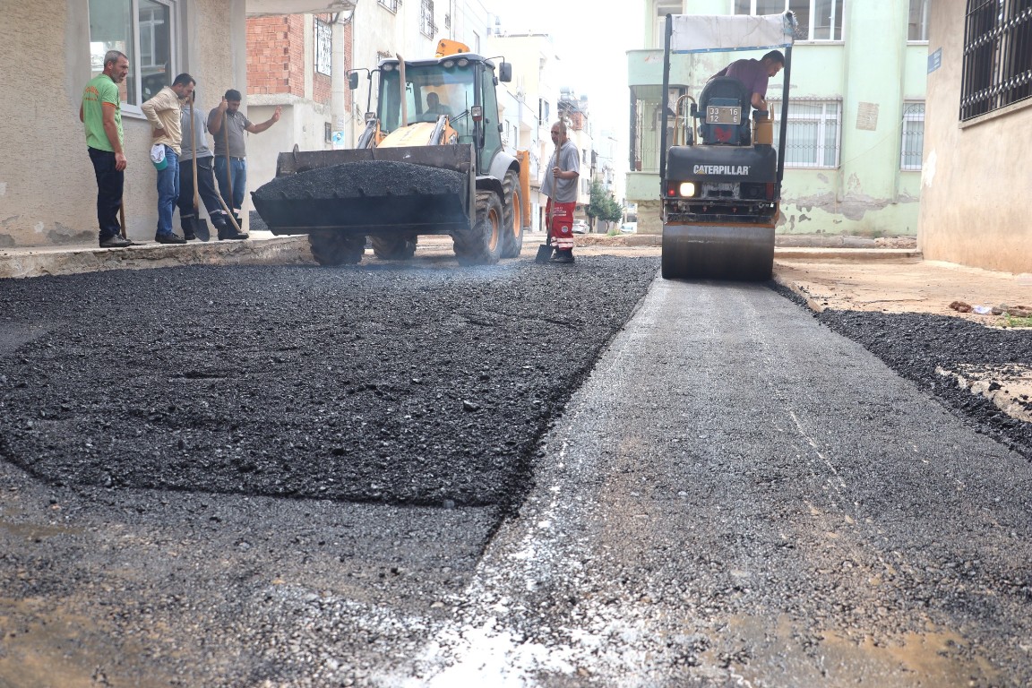 TOROSLAR’DA YOL ASFALT BAKIM ÇALIŞMALARI DEVAM EDİYOR