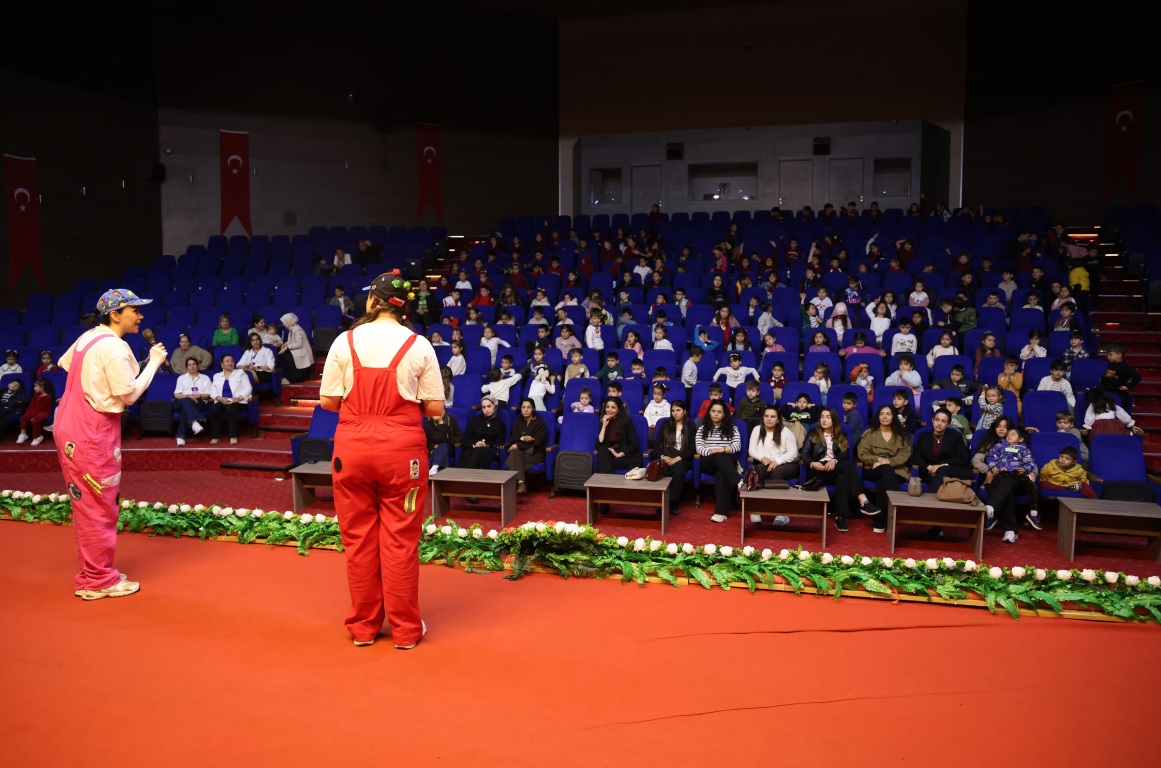 TOROSLAR’DA ÇOCUKLARA “TEKNOLOJİ BAĞIMLILIĞI” TİYATROYLA ANLATILDI