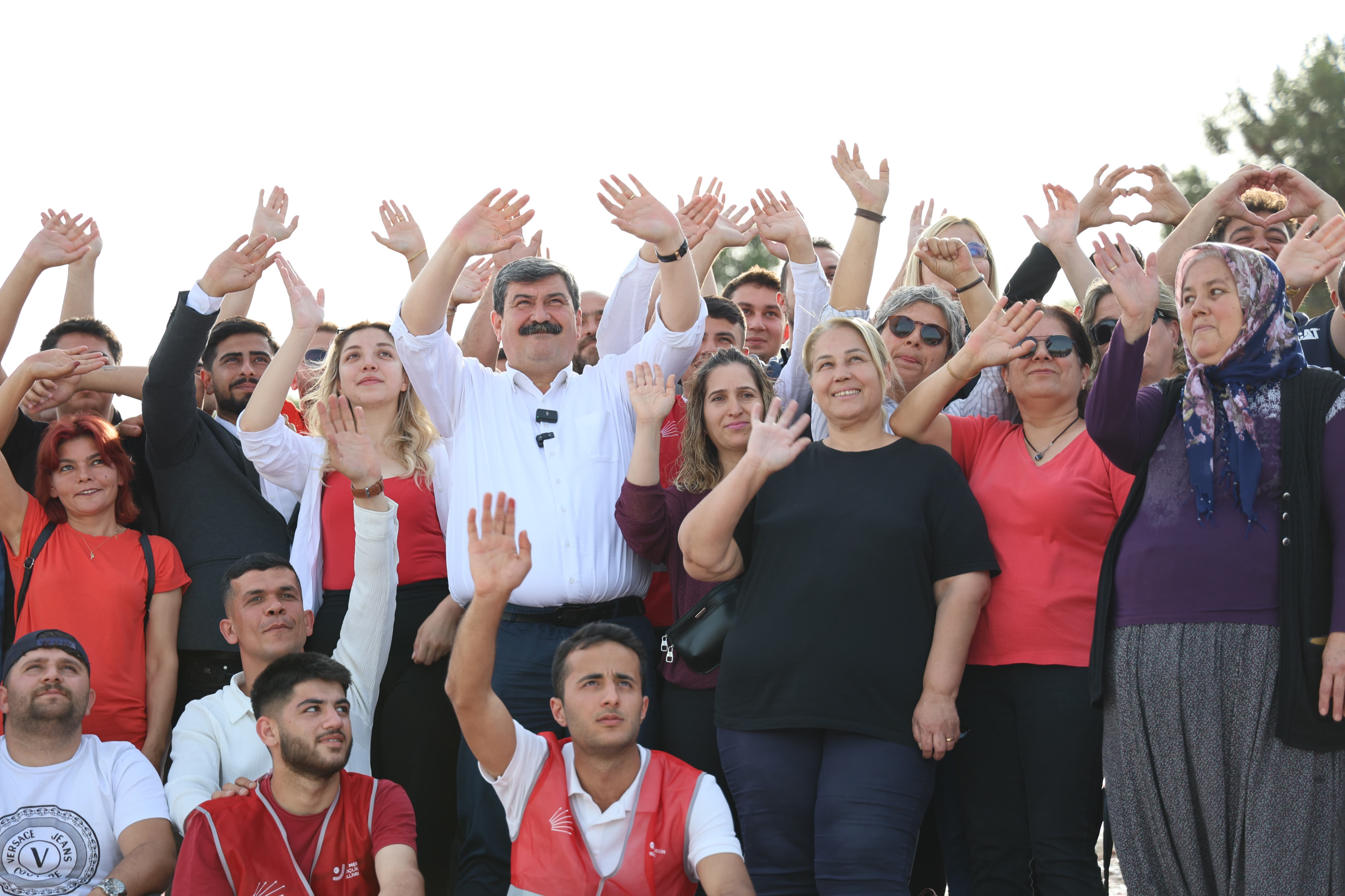 BAŞKAN YILDIZ, KENTİN SİMGESİ OLAN AY YILDIZLI TÜRK BAYRAĞI’NI GENÇLERLE BOYADI