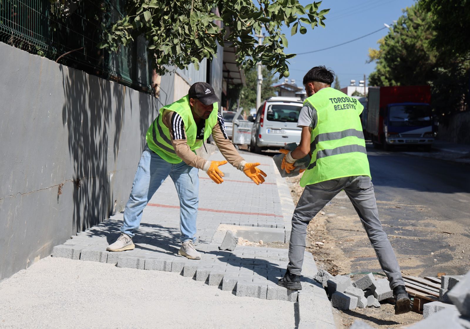 TOROSLAR’DA YOL VE KALDIRIM ÇALIŞMALARI SÜRÜYOR
