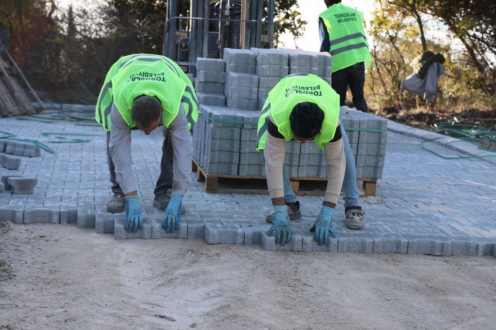 TOROSLAR BELEDİYESİ KIRSAL MAHALLELERDE YOLLARI YENİLİYOR