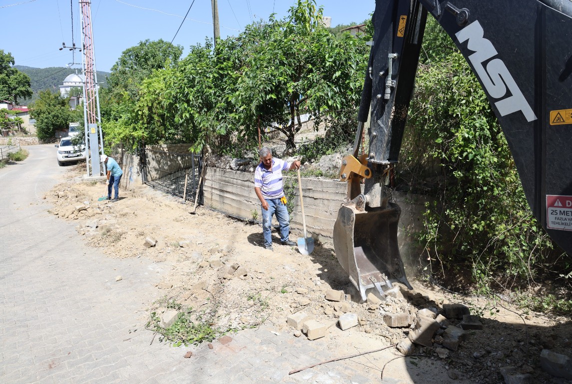 TOROSLAR’DA YAYLA YOLLARI BAKIMDAN GEÇİYOR