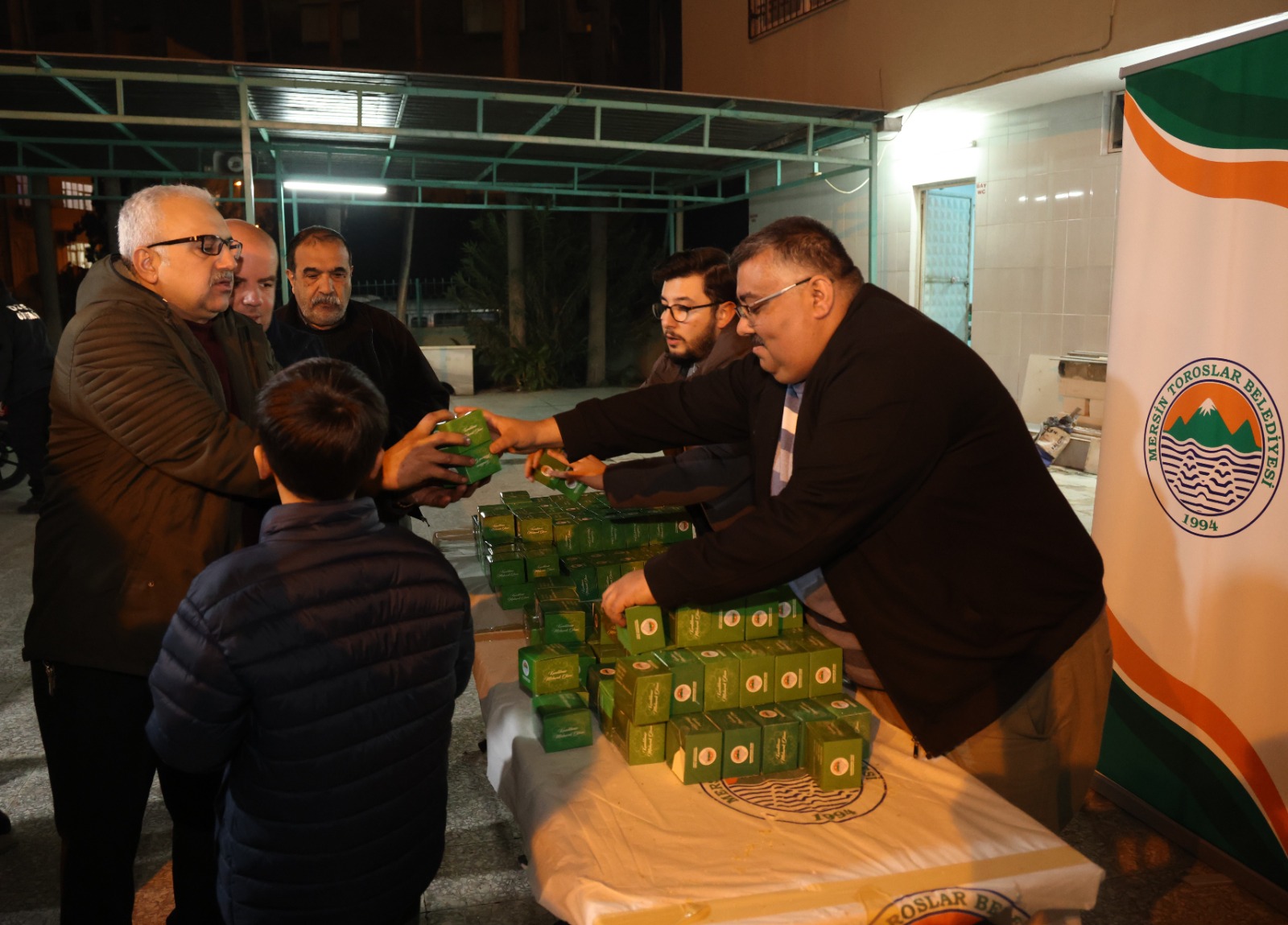 TOROSLAR BELEDİYESİ İLÇENİN FARKLI NOKTALARINDA KANDİL SİMİDİ DAĞITTI