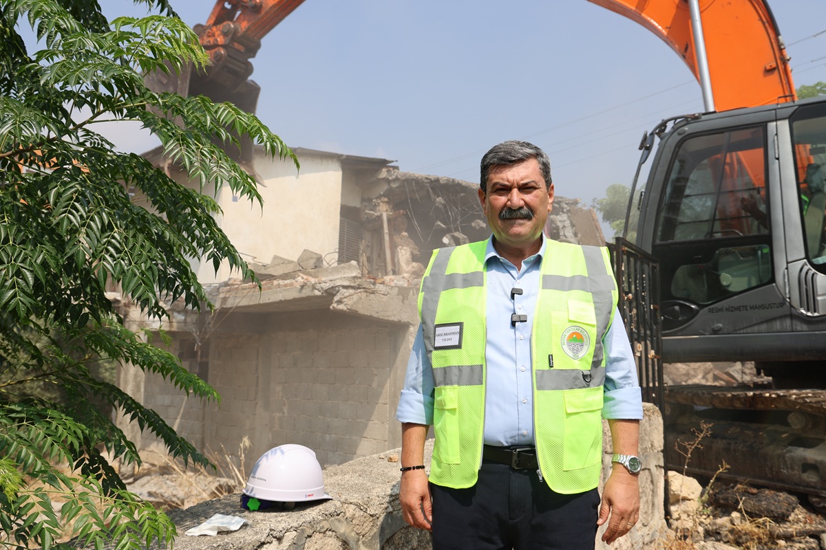 TOROSLAR’DA TEHLİKE OLUŞTURAN METRUK BİNALAR TEK TEK YIKILIYOR - Görsel 6