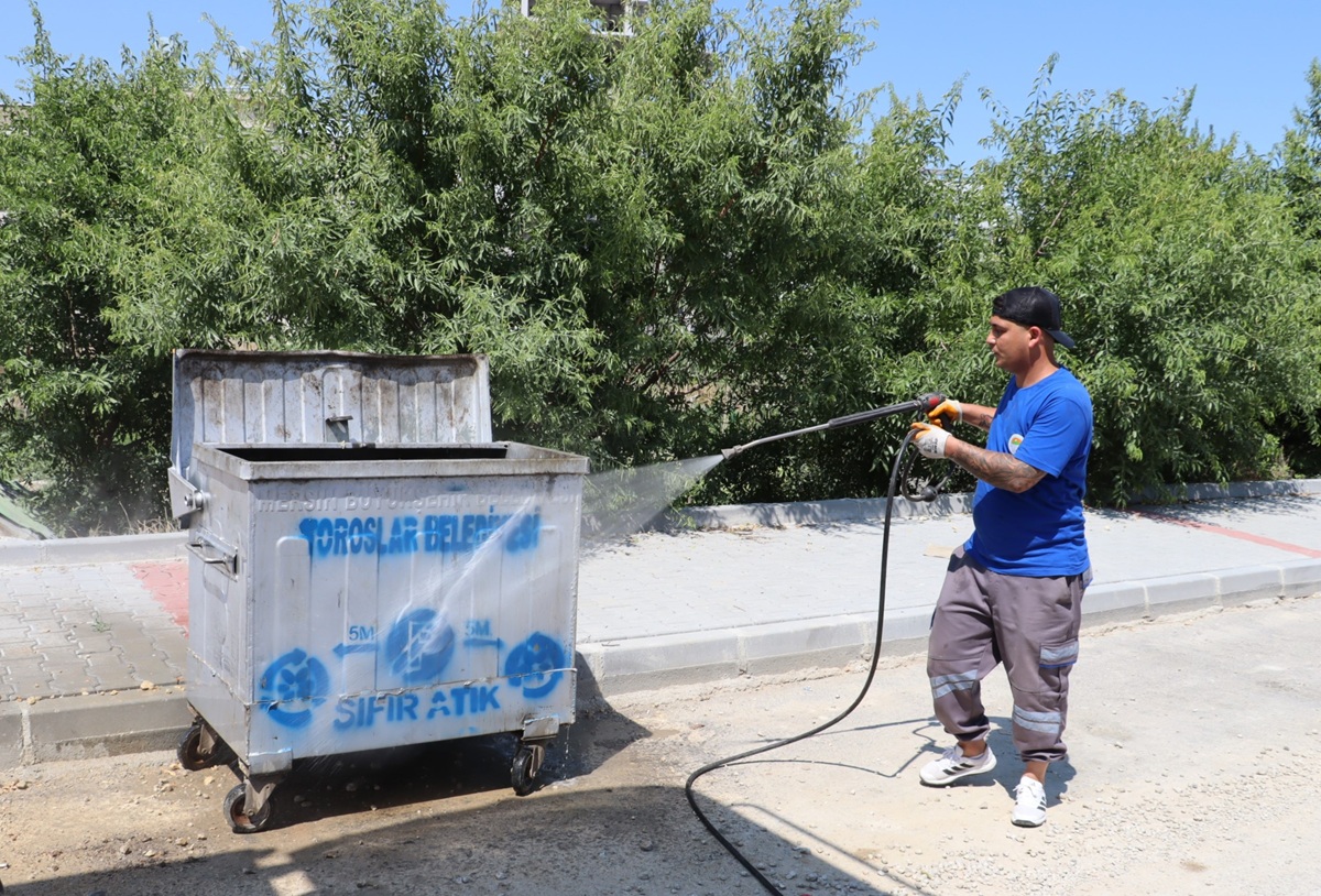 TOROSLAR’DA ÇÖP KONTEYNERLERİ YIKANIP DEZENFEKTE EDİLİYOR - Görsel 5