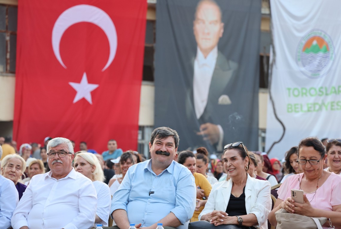 Toroslar Belediyesinin düzenlediği Üzüm Hasat Etkinliğinde renkli görüntüler vardı