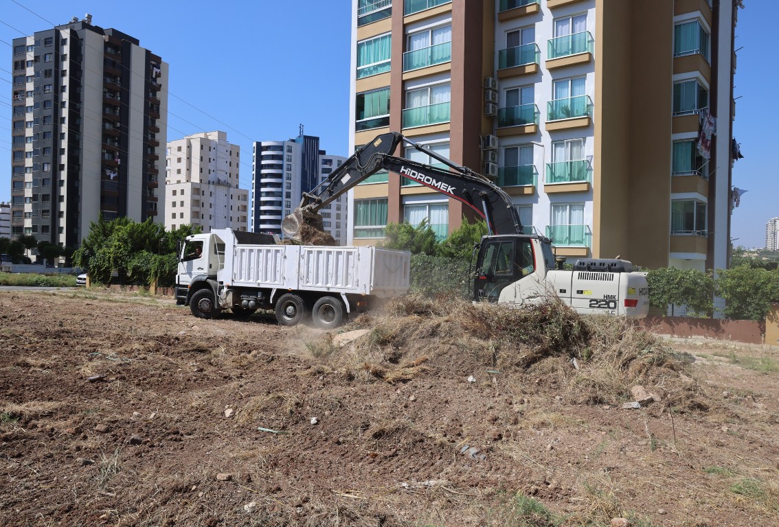 TOROSLAR BELEDİYESİNİN YOL YAPIM VE ÇEVRE DÜZENLEME ÇALIŞMALARI DEVAM EDİYOR