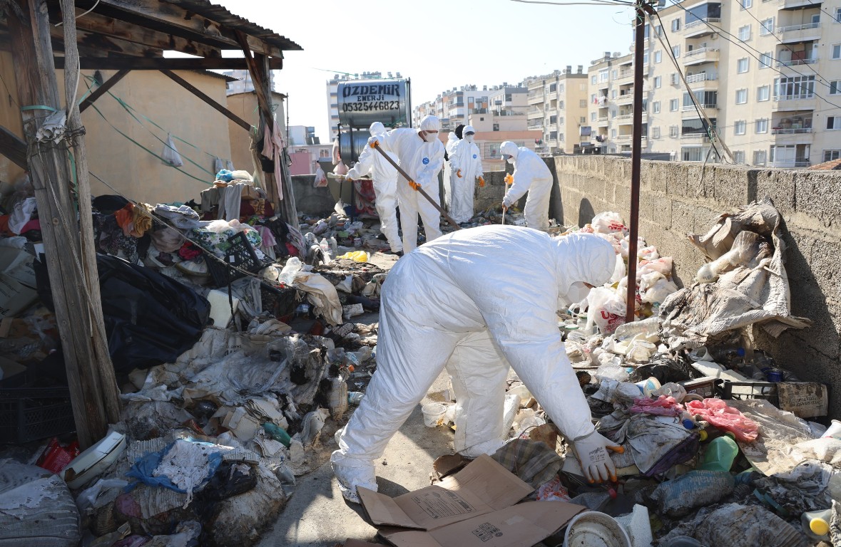 TOROSLAR'DA HALK SAĞLIĞINI TEHDİT EDEN ÇÖP EV TEMİZLENDİ