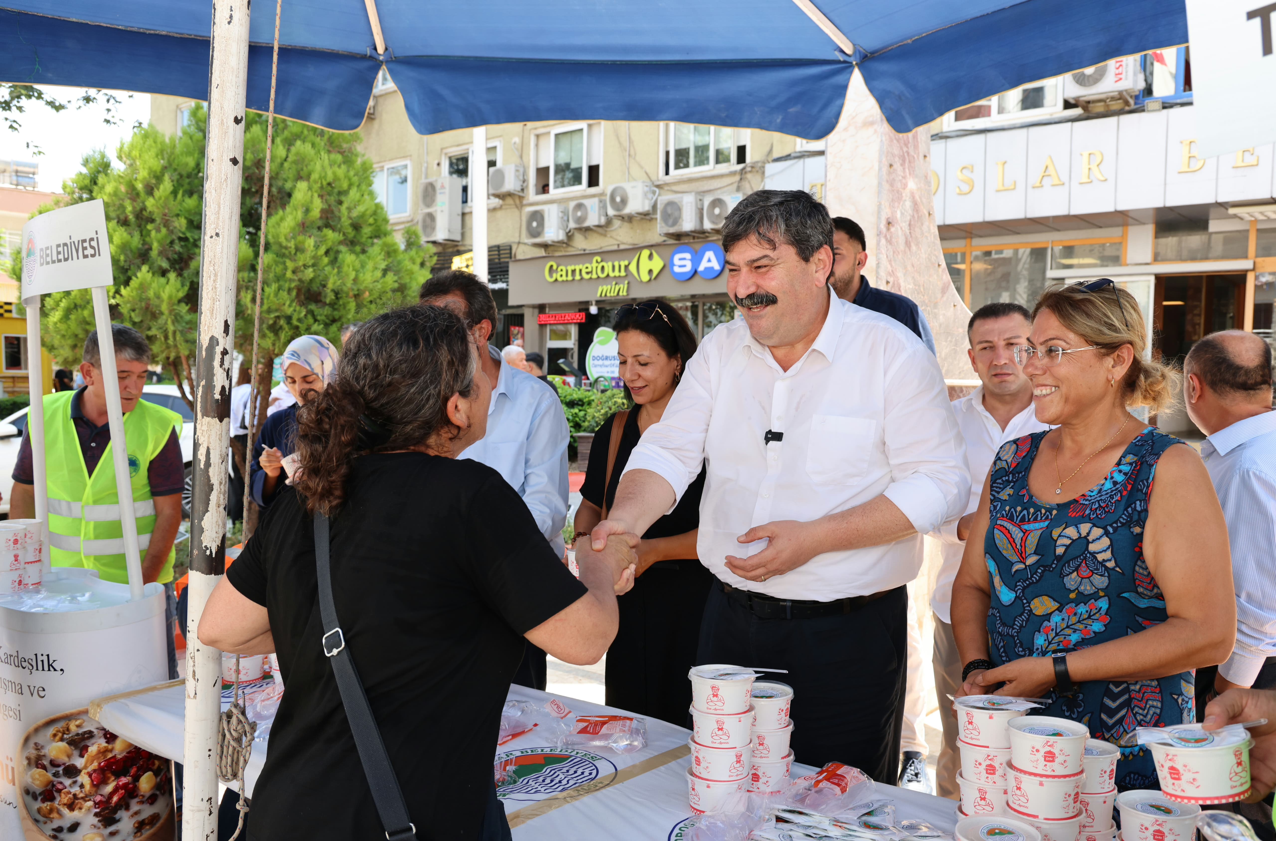 BAŞKAN YILDIZ, VATANDAŞLARA AŞURE İKRAM ETTİ