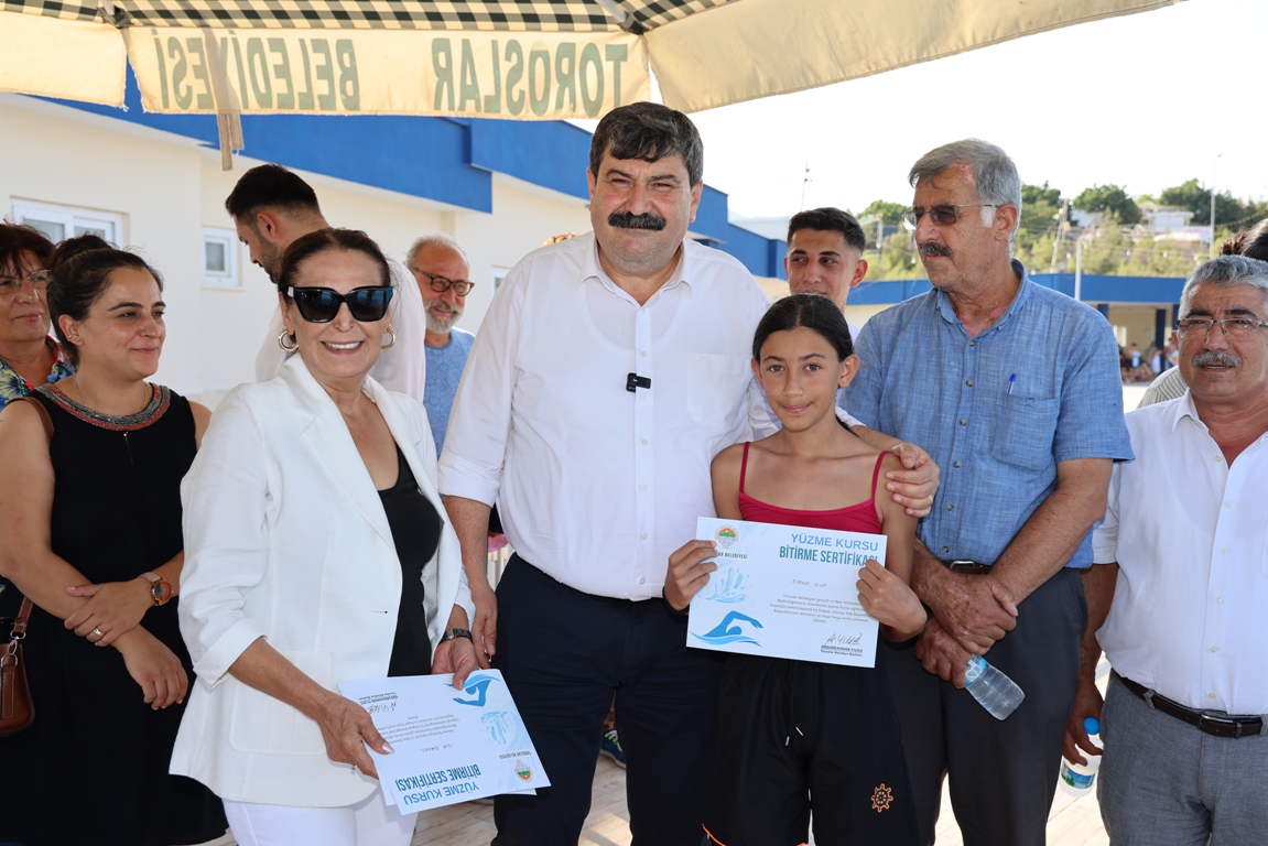 BAŞKAN YILDIZ, YÜZME KURSUNA KATILAN GENÇLERE SERTİFİKALARINI VERDİ