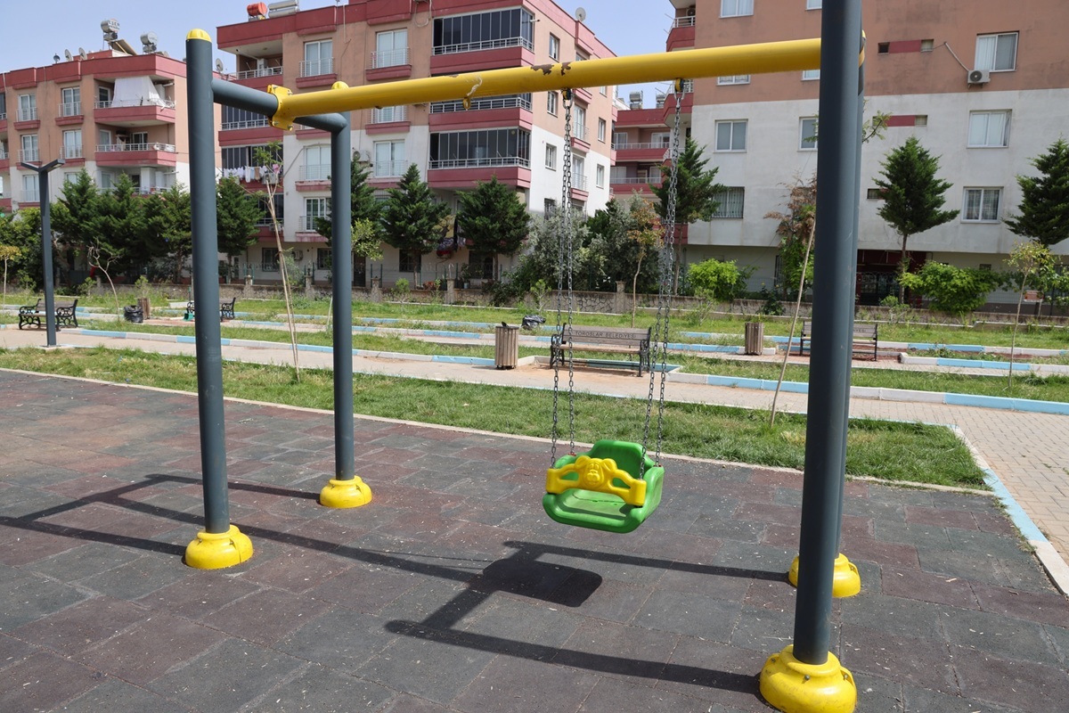 VANDALLAR ÇOCUKLARIN PARKINA ZARAR VERDİ