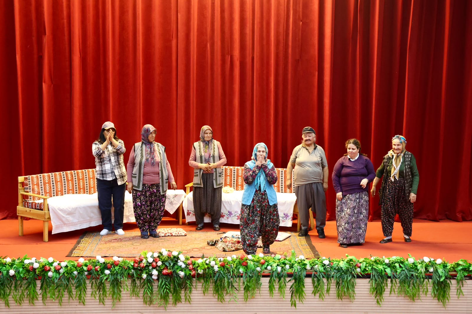TOROSLAR’DA “ANNE ELİMİ BIRAKMA” TİYATRO OYUNU YÜREKLERE DOKUNDU - Görsel 15