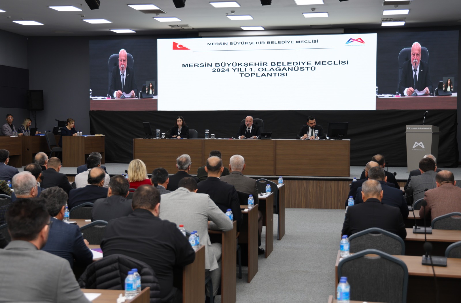 “BELEDİYELERİ KİLİTLEMEK HALKI CEZALANDIRMAK OLUR”