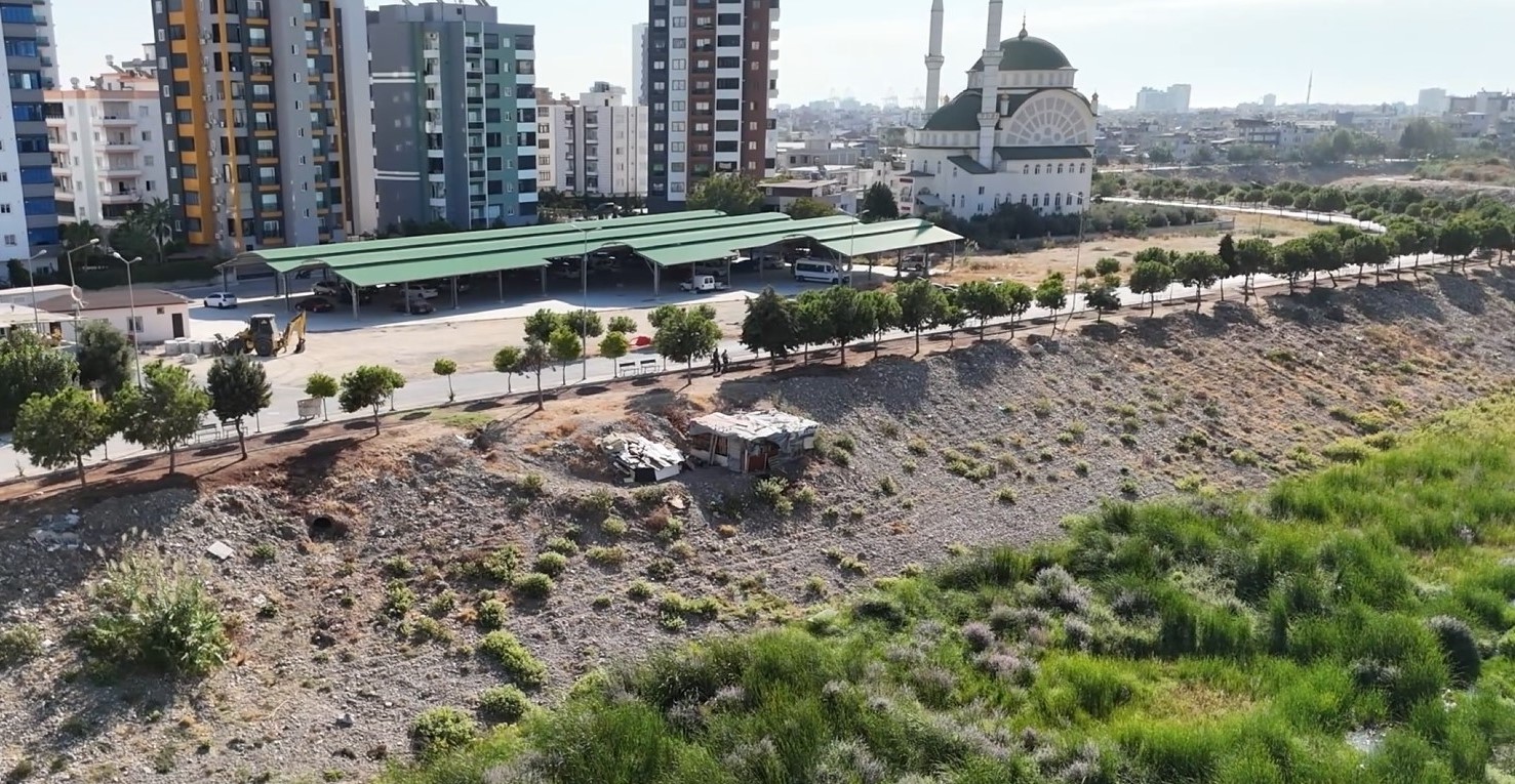 MÜFTÜ DERESİ YÜRÜYÜŞ YOLUNDA İŞGALE SON: TOROSLAR BELEDİYESİNDEN DÜZENLEME
