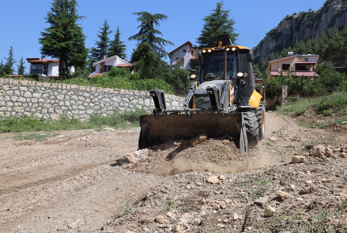 TOROSLAR’DA YAYLA YOLLARI BAKIMDAN GEÇİYOR