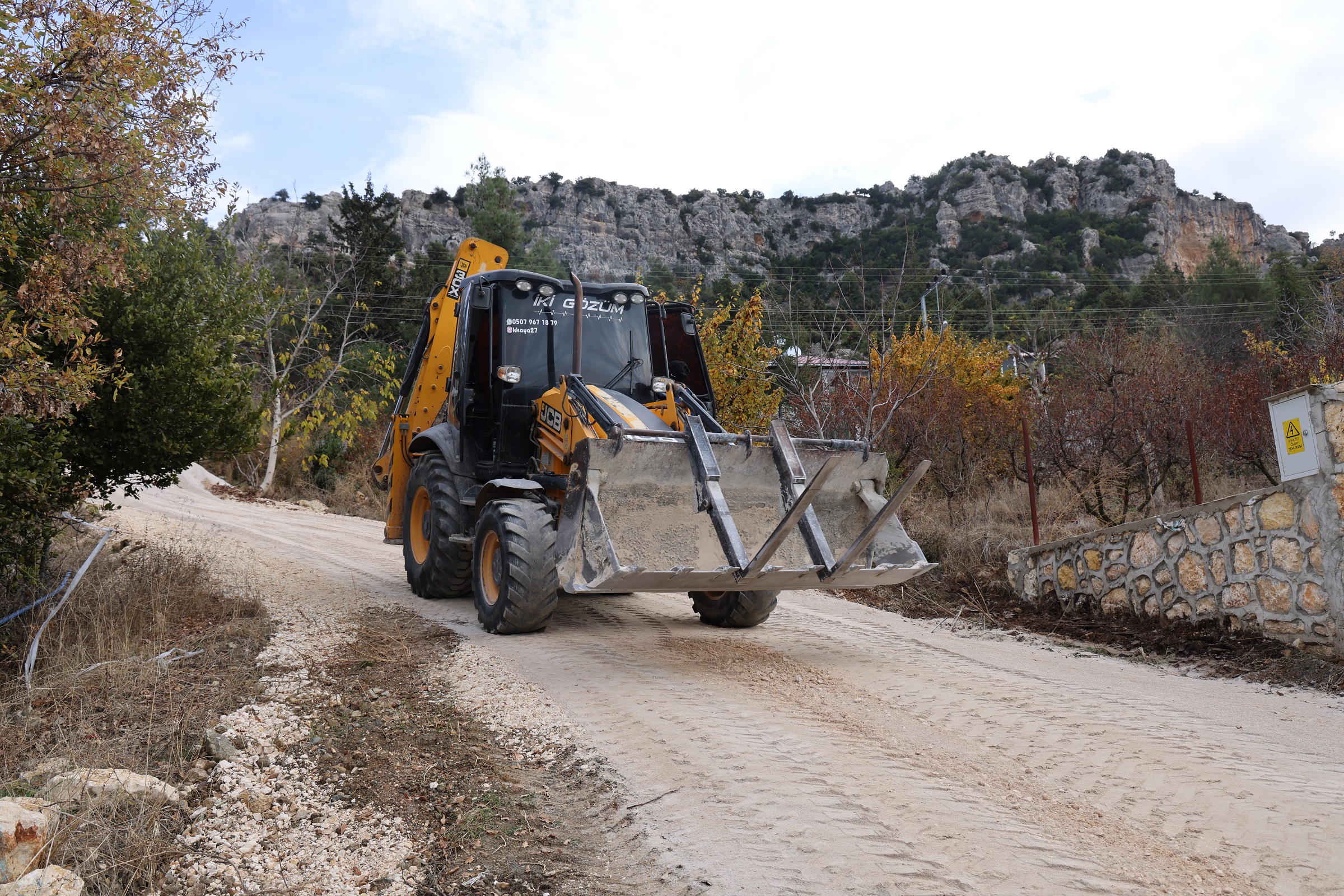 TOROSLAR BELEDİYESİ KIRSAL MAHALLELERDE YOLLARI YENİLİYOR