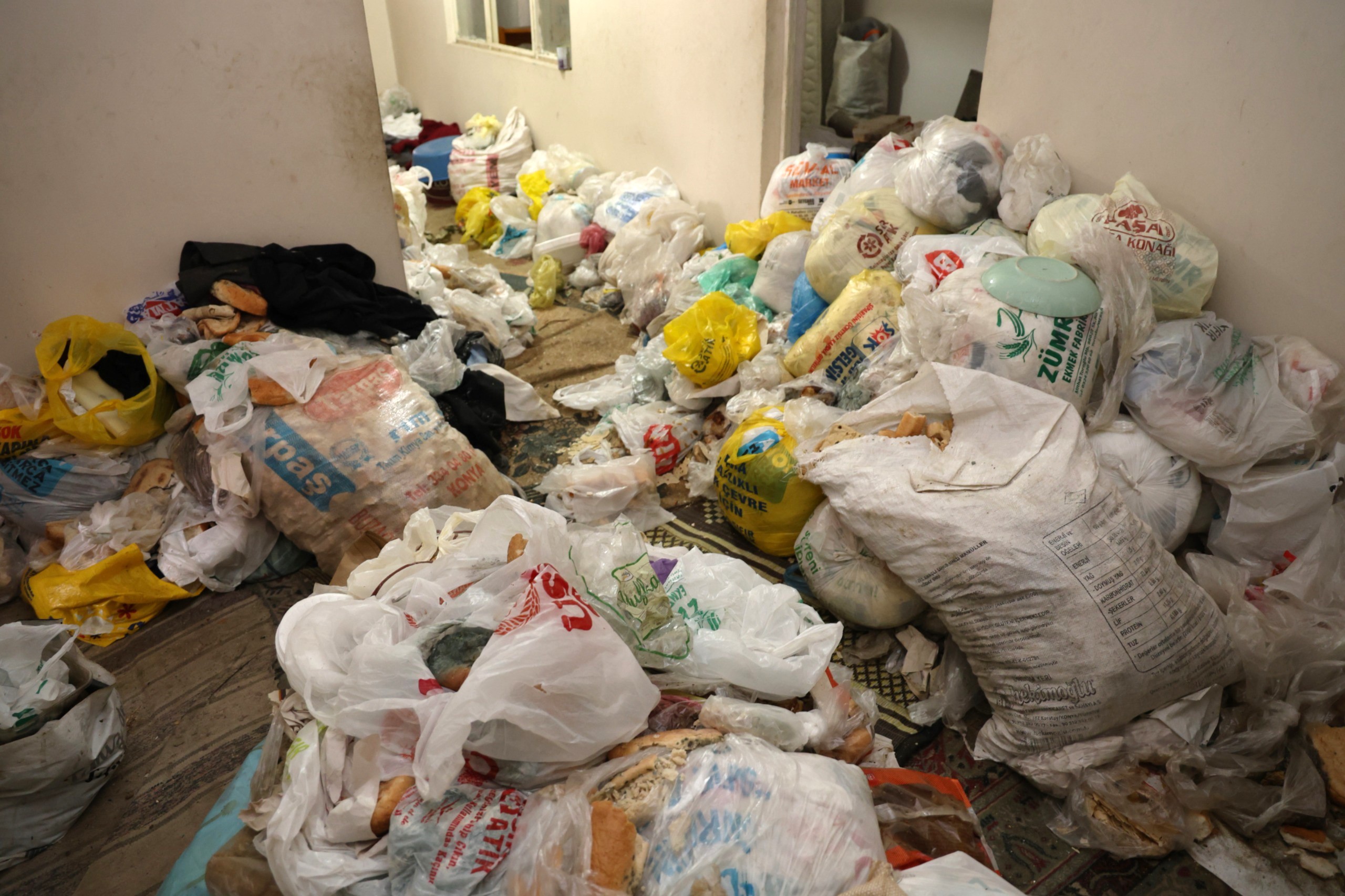 Toroslar Belediyesinden Çöp Ev Temizliği: 8 Ton Atık Çıkarıldı 115 Bin Lira ve Ruhsatsız Silah Bulundu