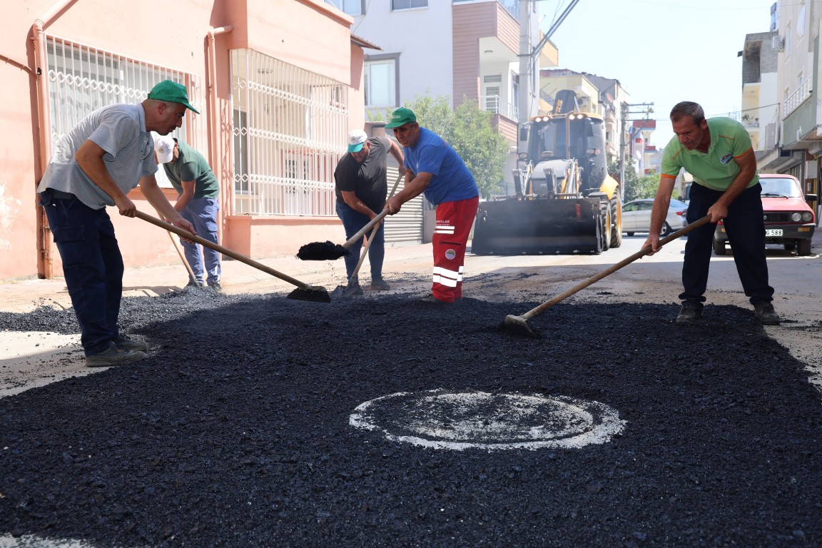 TOROSLAR BELEDİYESİNİN YOL YAPIM VE ÇEVRE DÜZENLEME ÇALIŞMALARI DEVAM EDİYOR