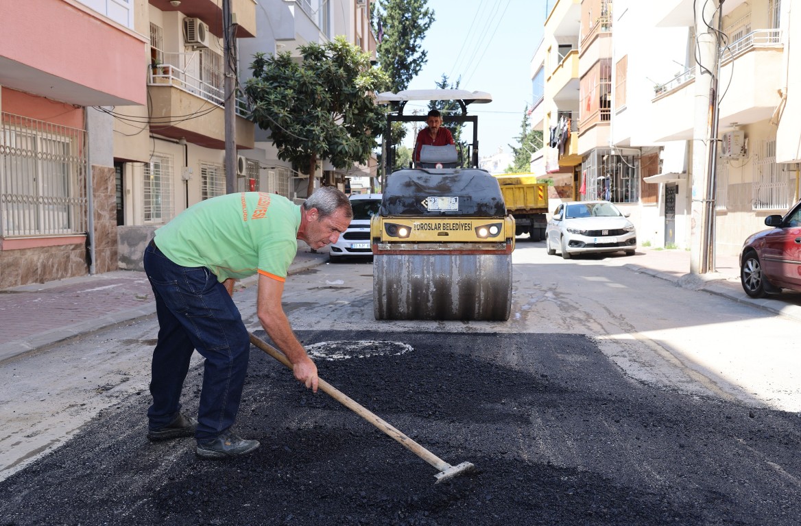 TOROSLAR BELEDİYESİNİN YOL YAPIM VE ÇEVRE DÜZENLEME ÇALIŞMALARI DEVAM EDİYOR