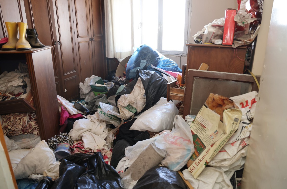 ÇÖP EV, ÜÇÜNCÜ KEZ TEMİZLENDİ! 6 TON ÇÖP ÇIKTI