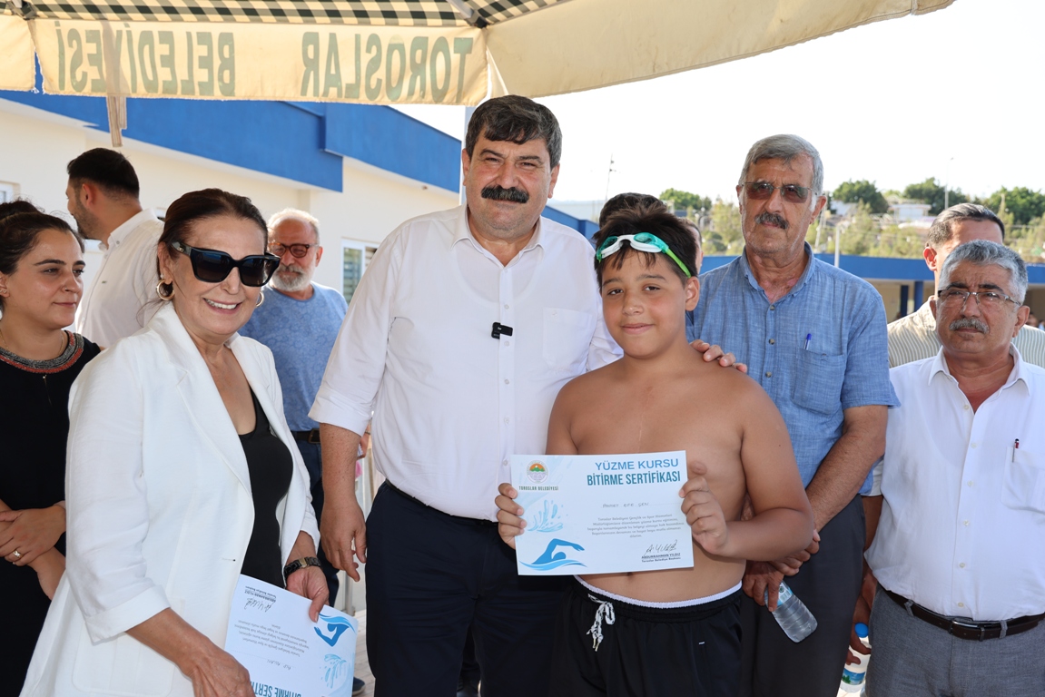 BAŞKAN YILDIZ, YÜZME KURSUNA KATILAN GENÇLERE SERTİFİKALARINI VERDİ