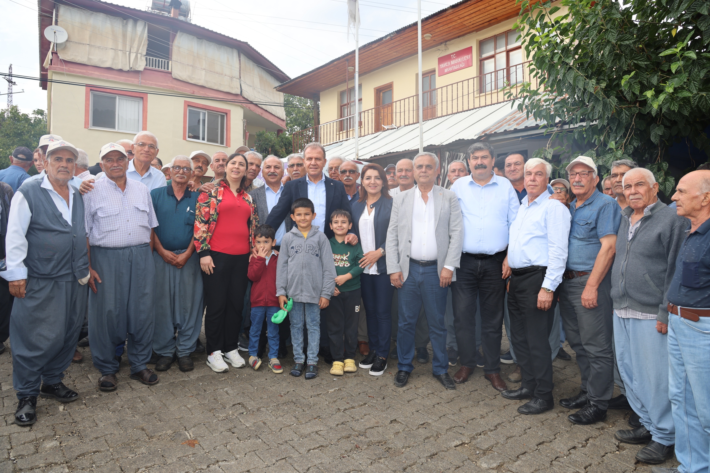 Belediye Başkanı Abdurrahman Yıldız, kırsal mahallelerde vatandaşlarla buluştu