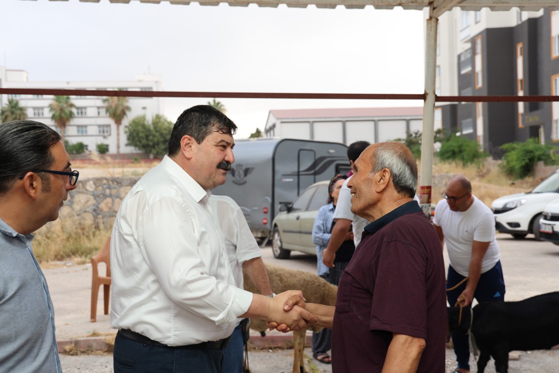 BAŞKAN YILDIZ, VATANDAŞLARLA BAYRAMLAŞTI, KURBAN KESİM YERLERİNİ ZİYARET ETTİ