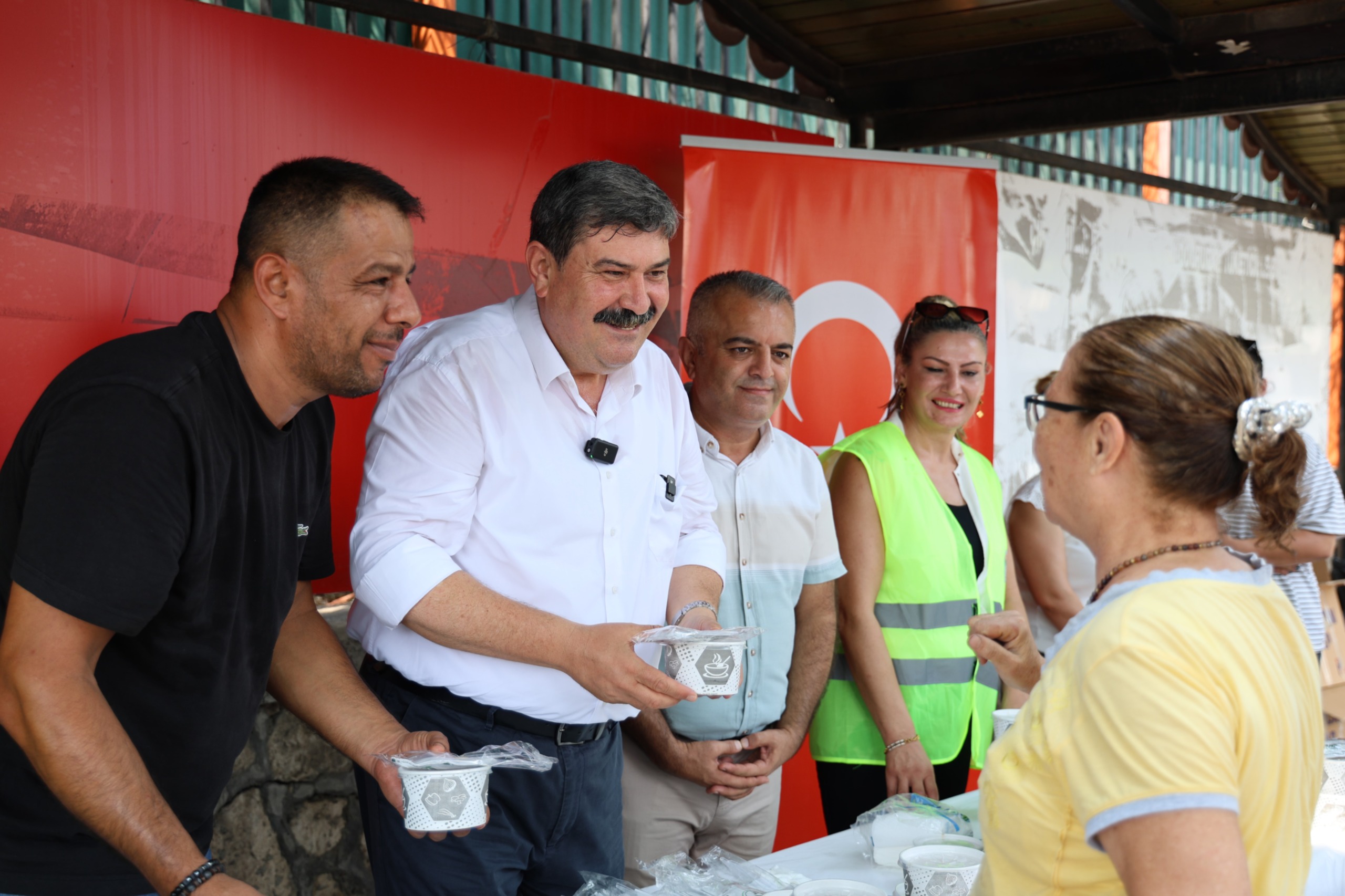 TOROSLAR’DA GELENEKSEL AŞURE İKRAMI YOĞUN İLGİ GÖRDÜ