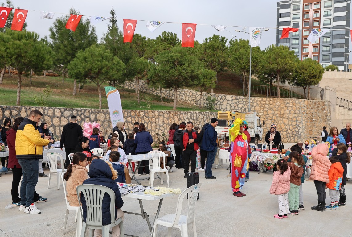 TOROSLAR BELEDİYESİNİN ÜRETİCİ KADIN STANTLARI BU KEZ YILBAŞI İÇİN KURULDU