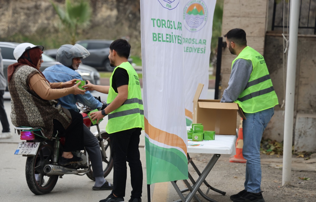 TOROSLAR BELEDİYESİNDEN REGAİP KANDİLİ’NDE GÖNÜLLERE DOKUNAN İKRAM