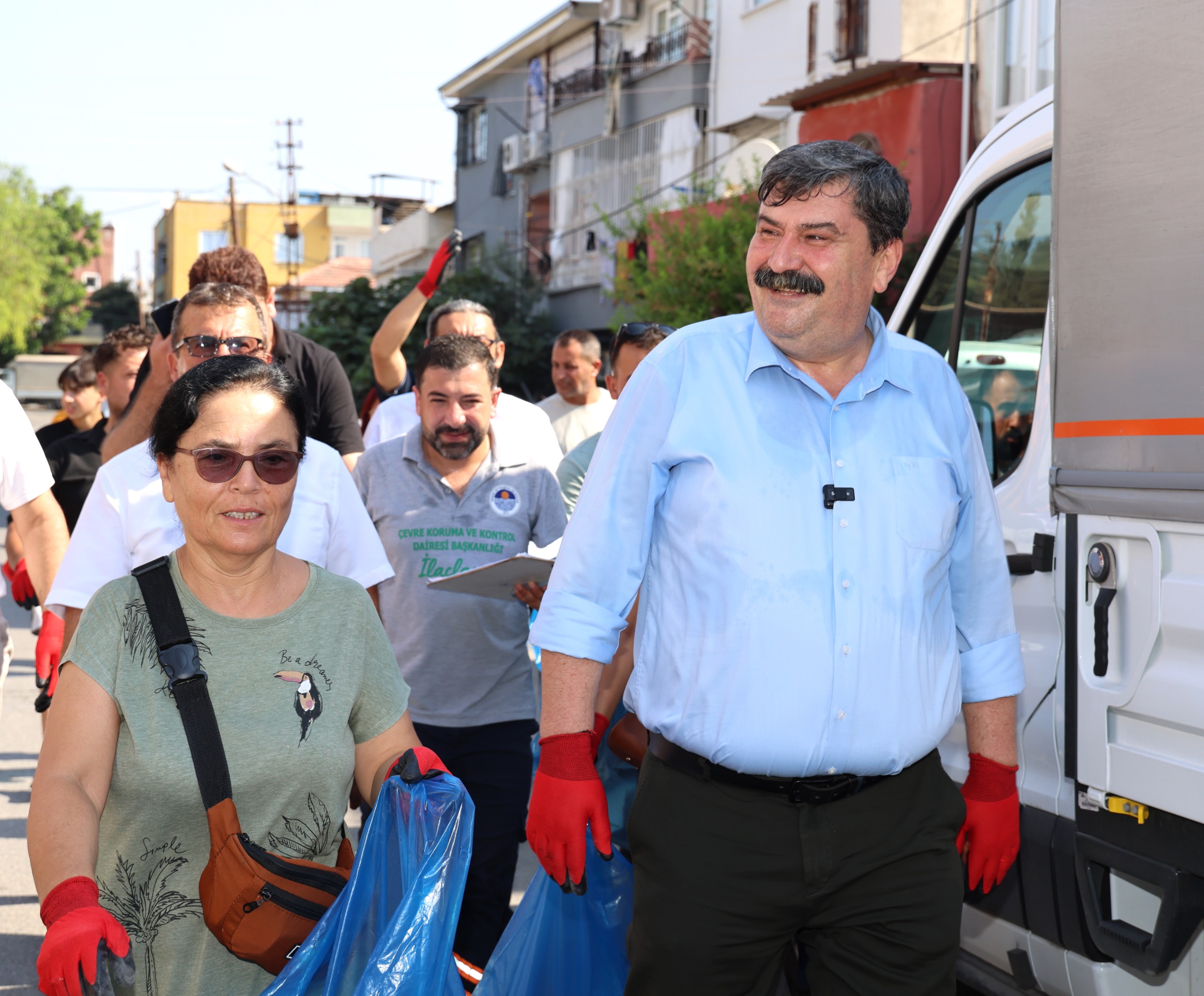 Belediyenin gelirine el konuldu,  başkan ve meclis üyeleri temizlik için sahaya indi