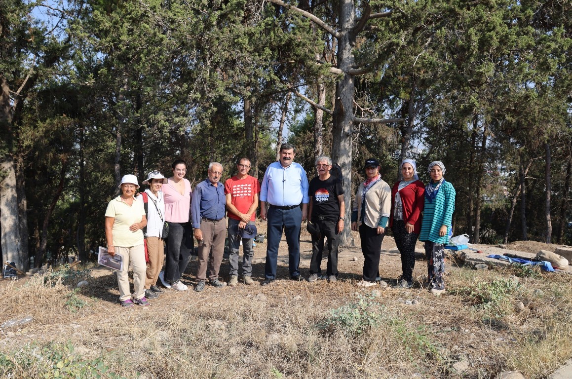 BAŞKAN YILDIZ, 9 BİN YILLIK GEÇMİŞE SAHİP YUMUKTEPE HÖYÜĞÜ’NDE YAPILAN KAZI ÇALIŞMALARINI İNCELEDİ