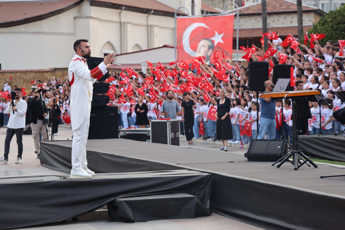 BAŞKAN YILDIZ, ÇOCUKLARIN BAYRAM SEVİNCİNİ PAYLAŞTI