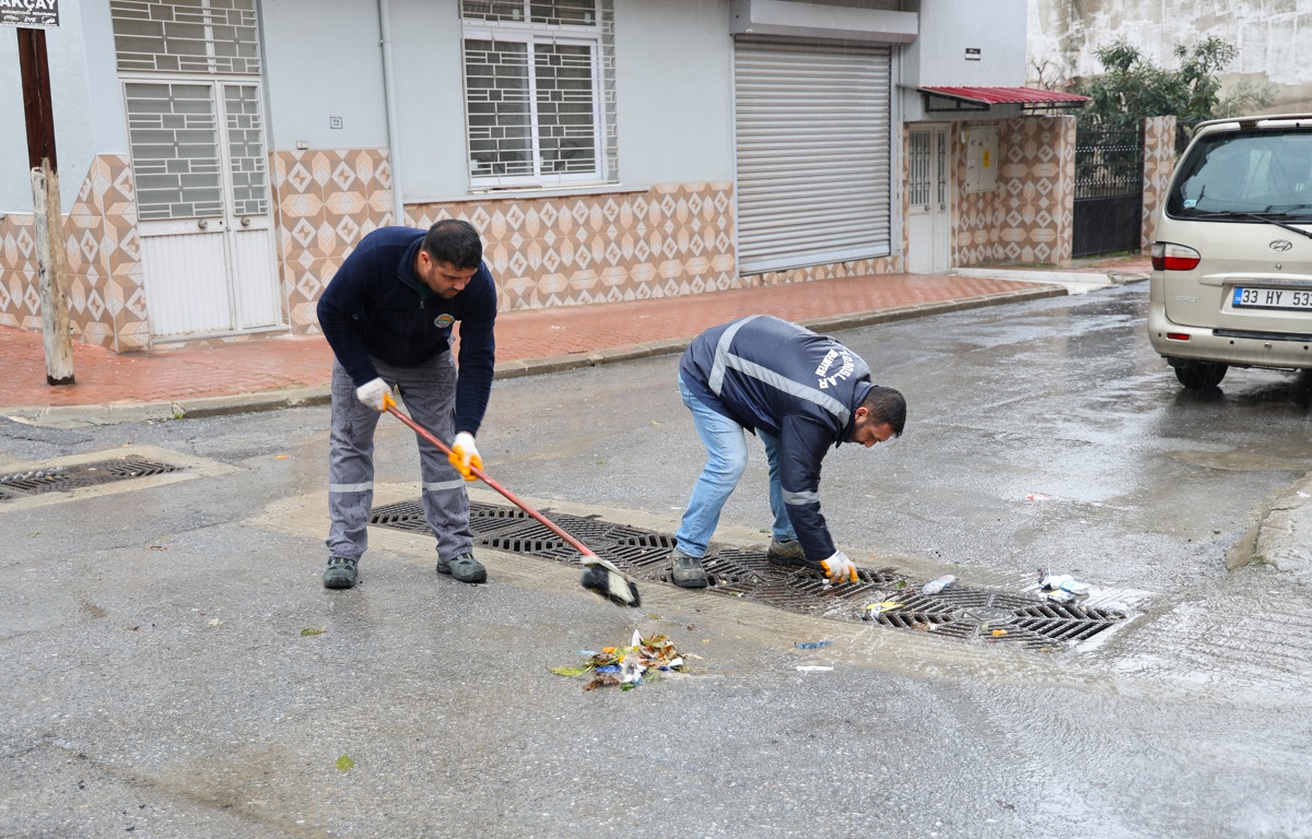 TOROSLAR BELEDİYESİ ŞİDDETLİ YAĞIŞLARA KARŞI SAHADA: MAZGALLAR TEK TEK TEMİZLENİYOR