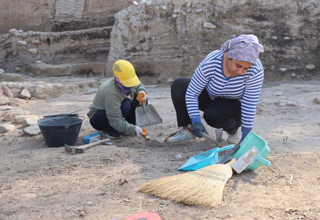 BAŞKAN YILDIZ, 9 BİN YILLIK GEÇMİŞE SAHİP YUMUKTEPE HÖYÜĞÜ’NDE YAPILAN KAZI ÇALIŞMALARINI İNCELEDİ