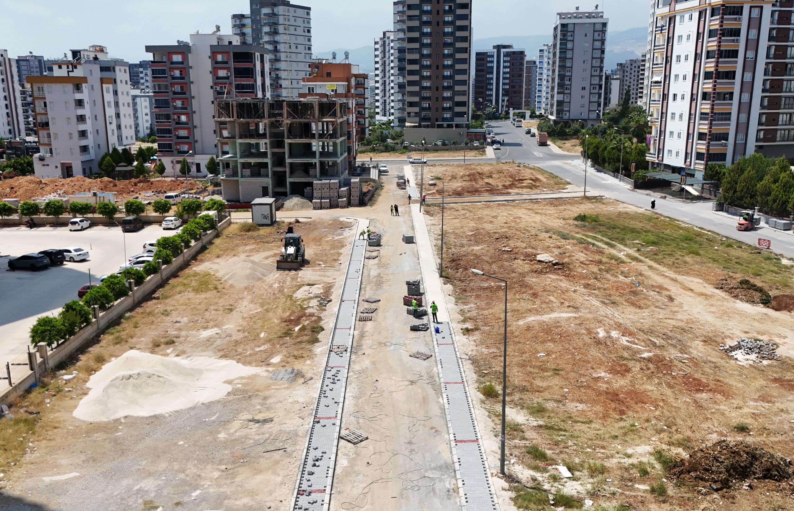 TOROSLAR’DA YOL VE KALDIRIM ÇALIŞMALARI HIZ KESMEDEN DEVAM EDİYOR