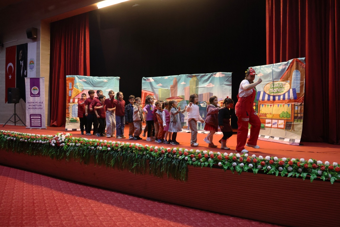TOROSLAR’DA ÇOCUKLARA “TEKNOLOJİ BAĞIMLILIĞI” TİYATROYLA ANLATILDI